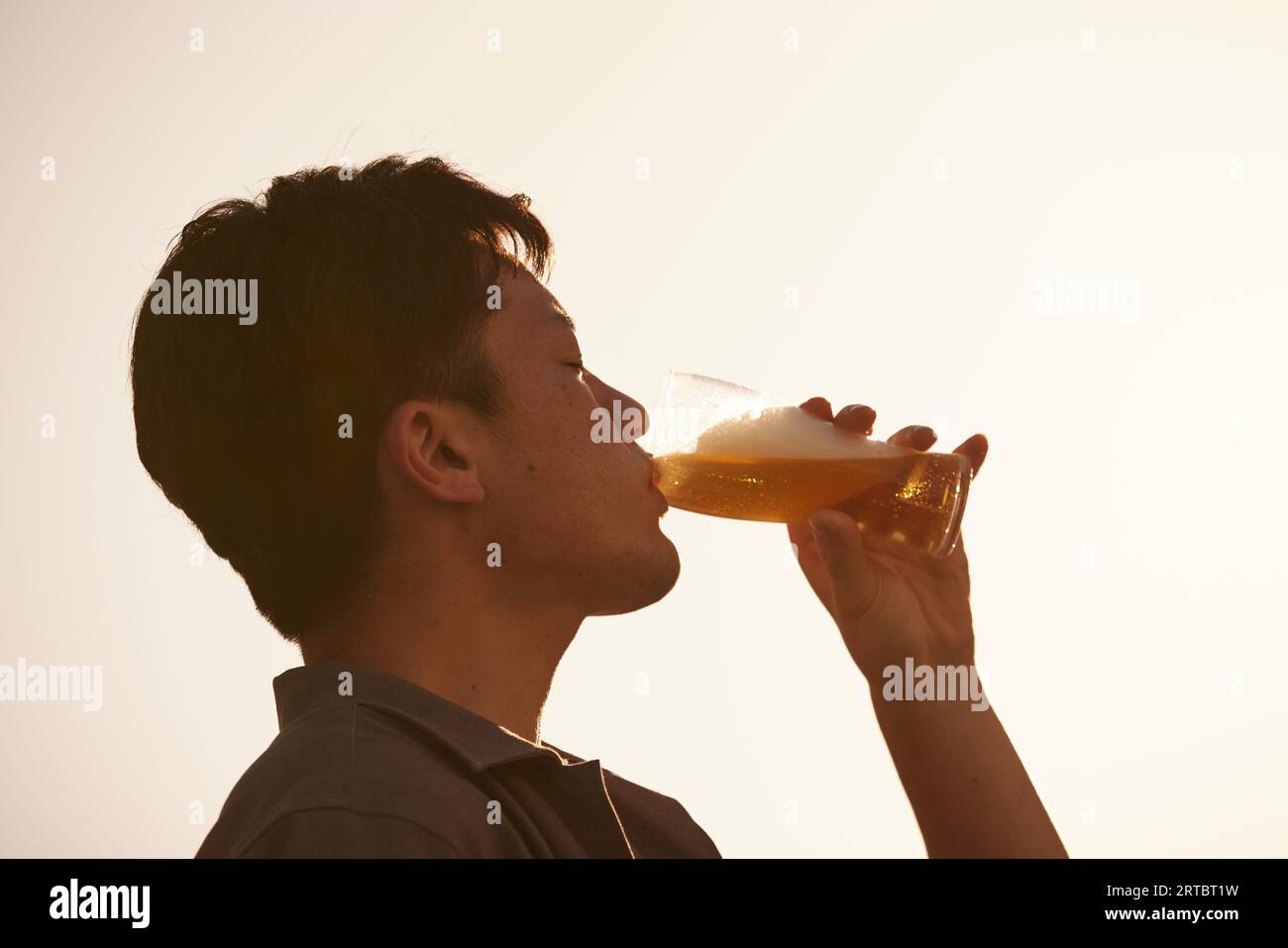 Homme japonais buvant de la bière Banque D'Images