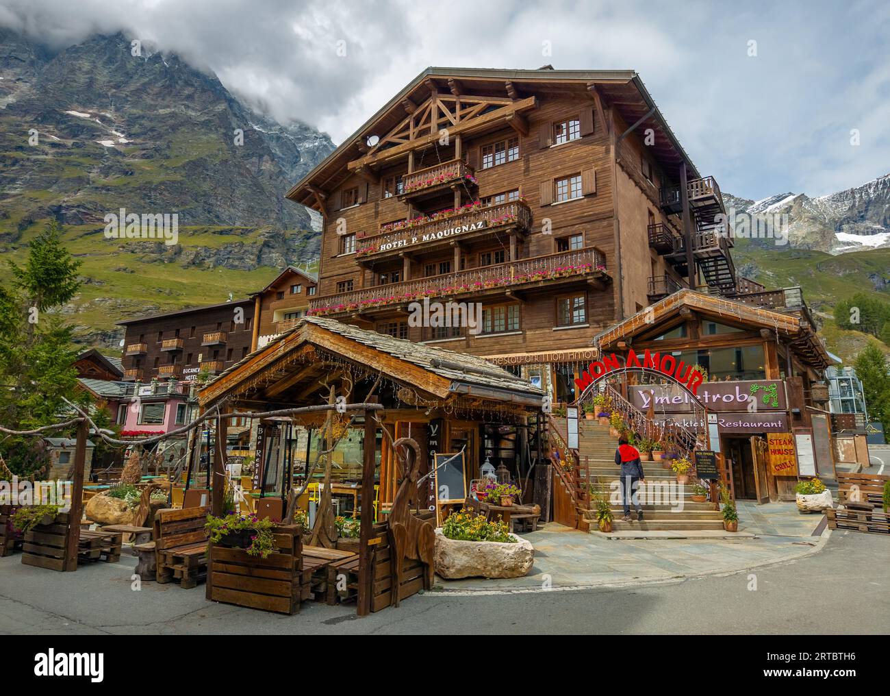 Breuil-Cervinia (Italie) - Une vue de la ville de montagne Cervinia avec Cervino mont sommet des Alpes, sentiers de randonnée et lac touristique Lago Blu, Vallée d'Aoste Banque D'Images