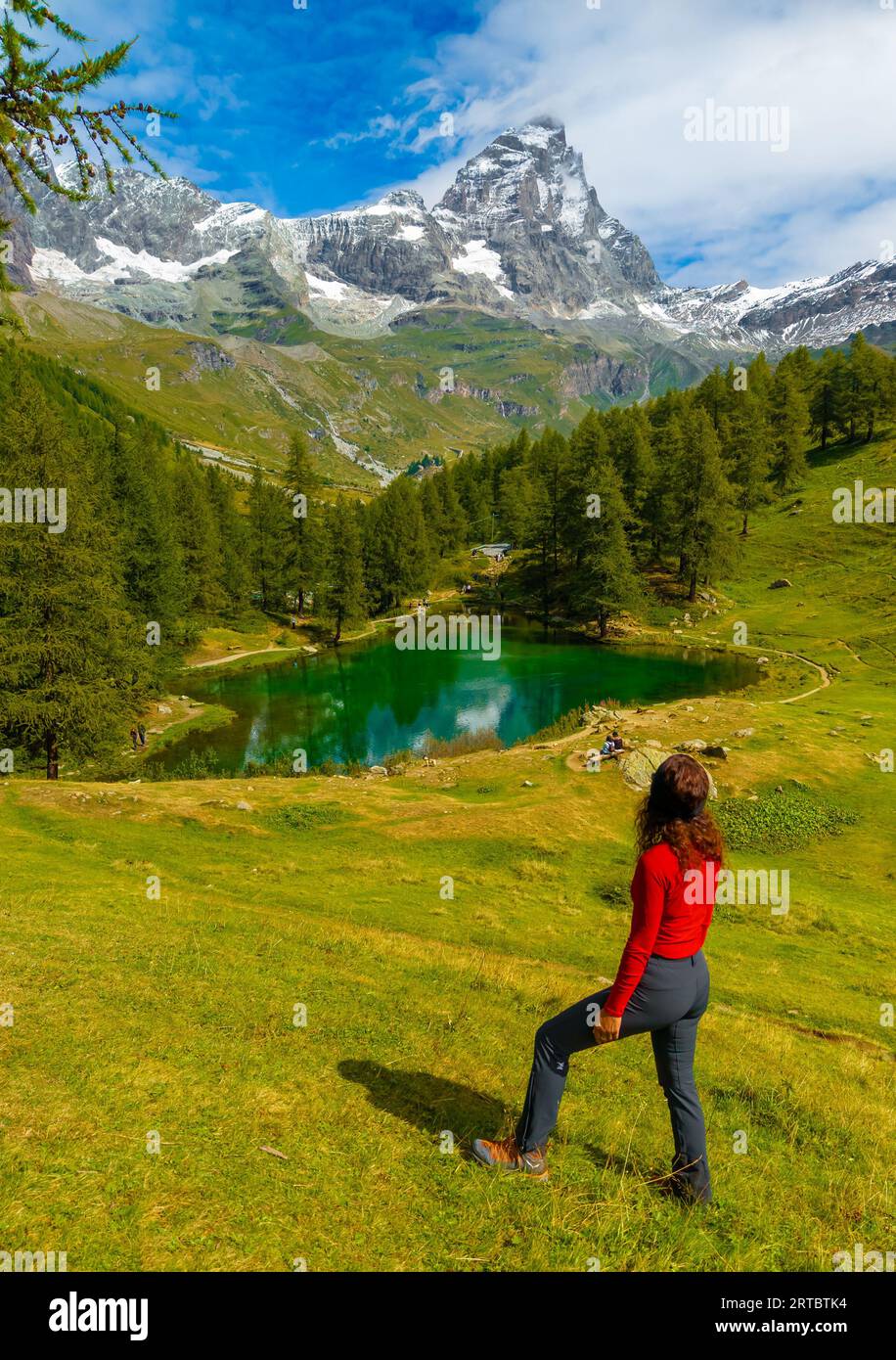 Breuil-Cervinia (Italie) - Une vue de la ville de montagne Cervinia avec Cervino mont sommet des Alpes, sentiers de randonnée et lac touristique Lago Blu, Vallée d'Aoste Banque D'Images