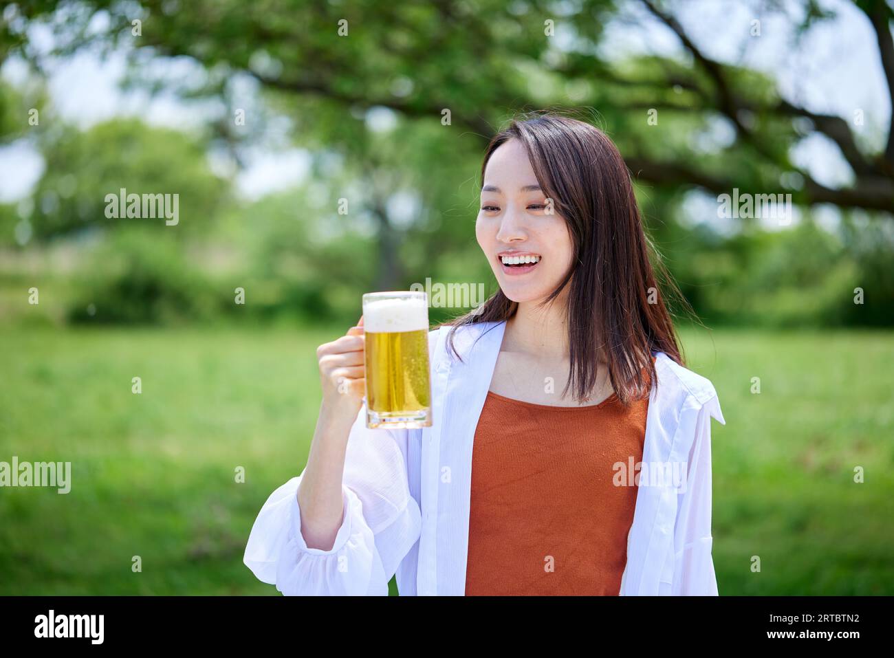 Femme japonaise buvant de la bière Banque D'Images