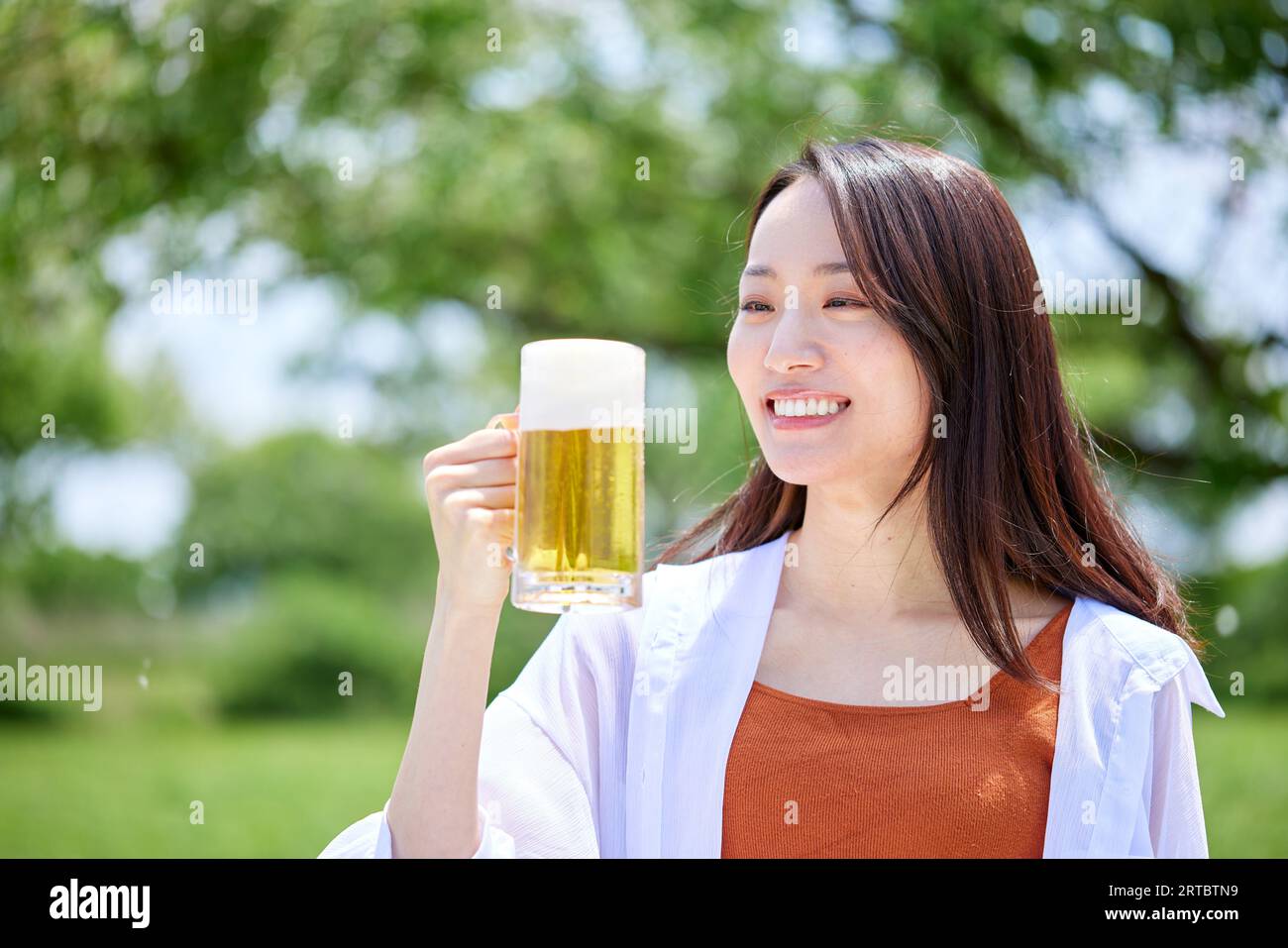 Femme japonaise buvant de la bière Banque D'Images