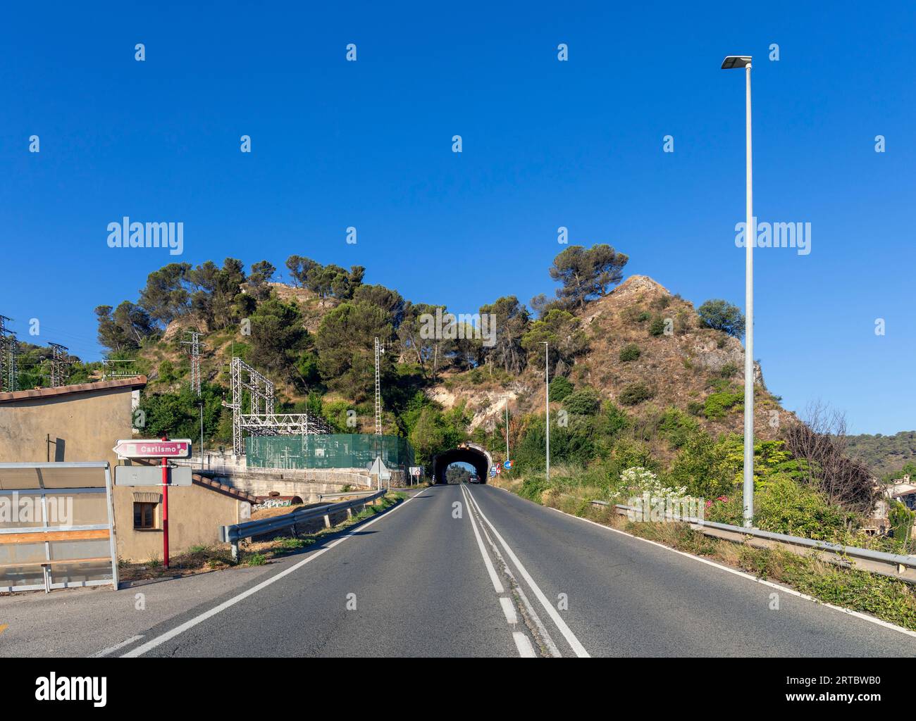 Europe, Espagne, Navarre, Estella-Lizarra, Avenue Pamplona (NA-1110) avec tunnel en dessous de Hillside Banque D'Images