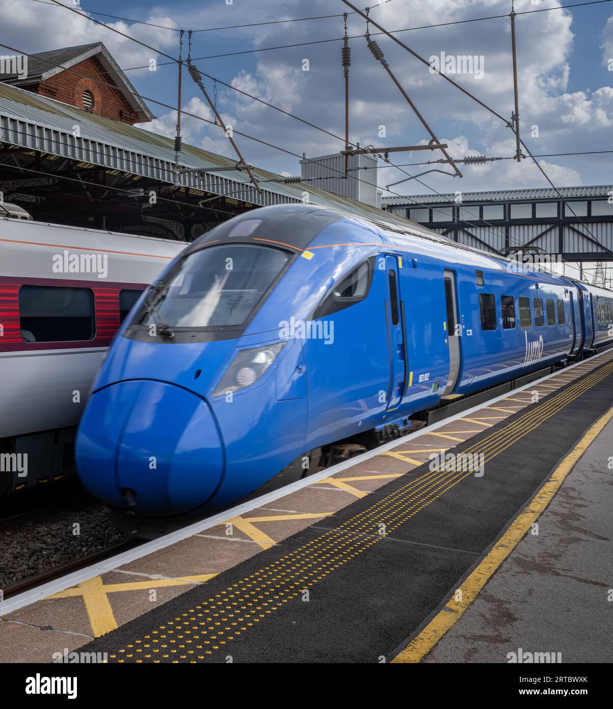 Grantham, Lincolnshire, Royaume-Uni – Un train Lumo traverse lentement la gare Banque D'Images
