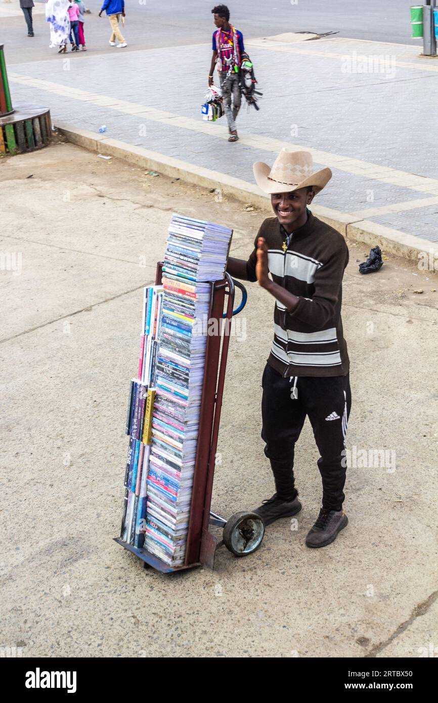 ADDIS ABABA, ÉTHIOPIE - 25 JANVIER 2020 : Vendeur de livres sur Meskel Square à Addis Ababa, Éthiopie Banque D'Images