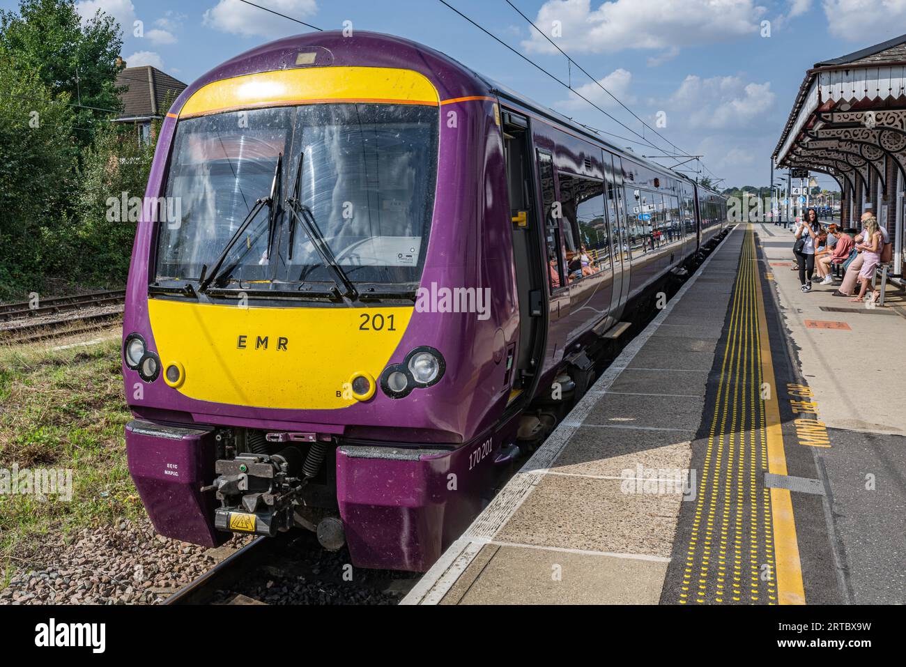 Grantham, Lincolnshire, Royaume-Uni - Un train EMR (East Midlands Railways) prêt à partir pour son voyage Banque D'Images