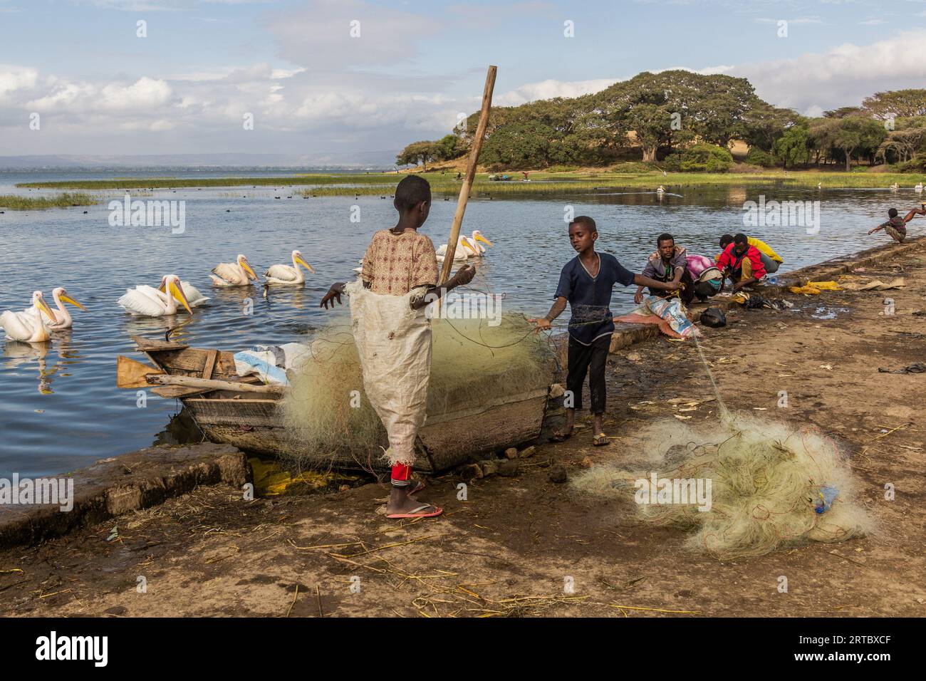 HAWASSA, ETHIOPIE - 28 JANVIER 2020 : enfants au marché aux poissons de Hawassa, Ethiopie Banque D'Images