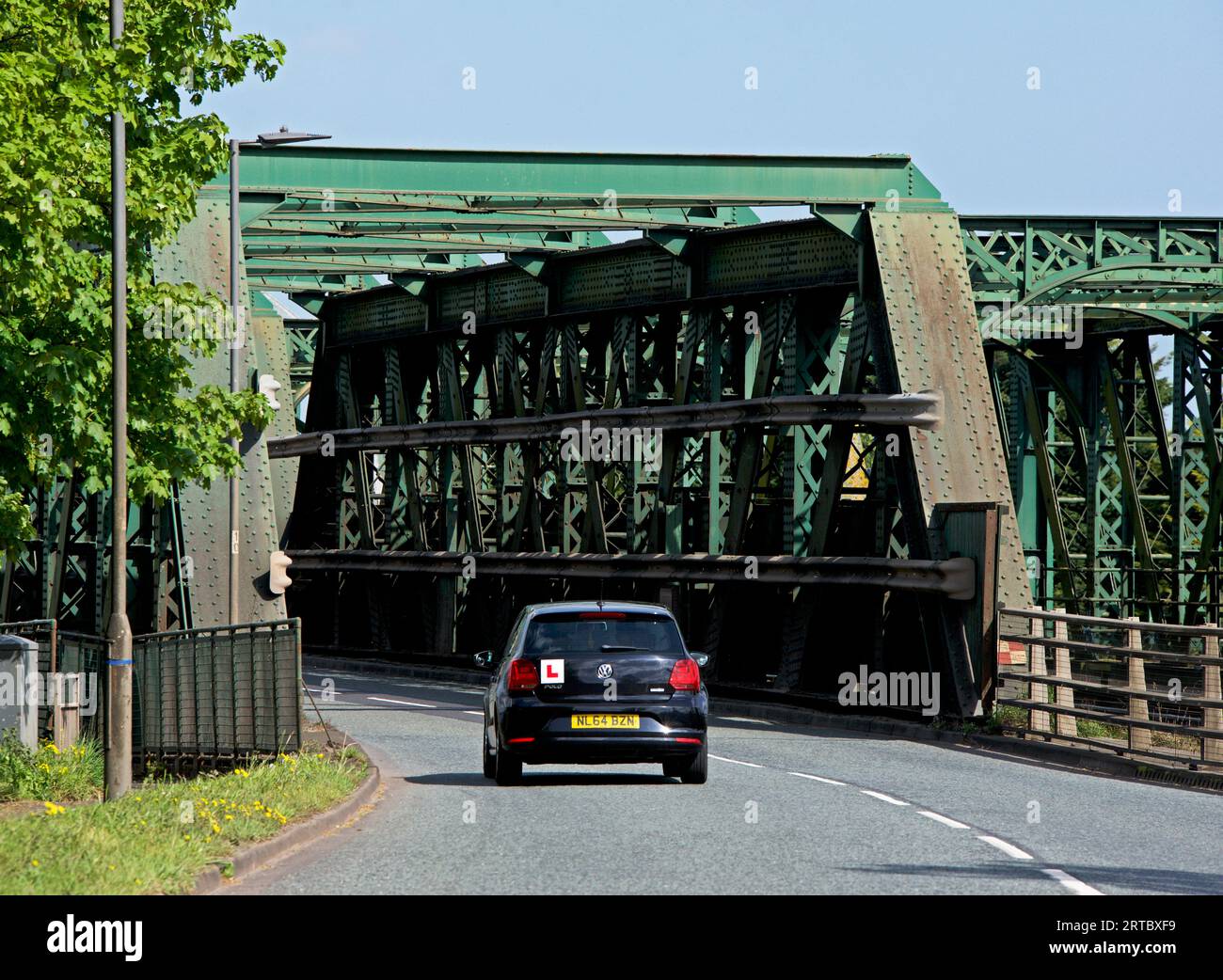 Voiture apprenante sur Keadby Bridge, enjambant la rivière Trent près d'Althorpe, North Lincolnshire, Angleterre Royaume-Uni Banque D'Images