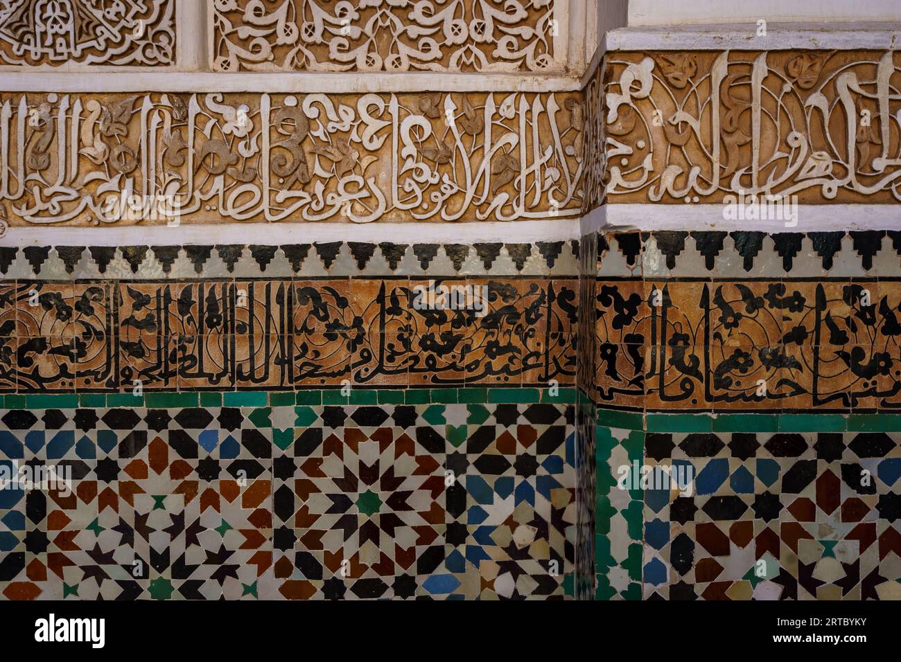 Afrique du Nord. Maroc. Marrakech. Madrasa Ben Youssef. Détail d'écriture coranique. La madrassah la plus grande et la plus importante du Maroc Banque D'Images