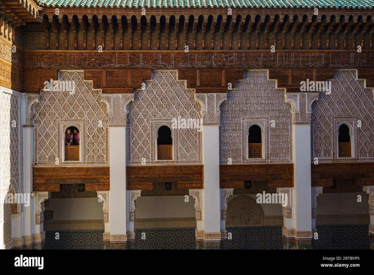 Afrique du Nord. Maroc. Marrakech. Touristes aux fenêtres de la Medersa Ben Youssef. La plus grande et la plus importante madrassa du Maroc Banque D'Images