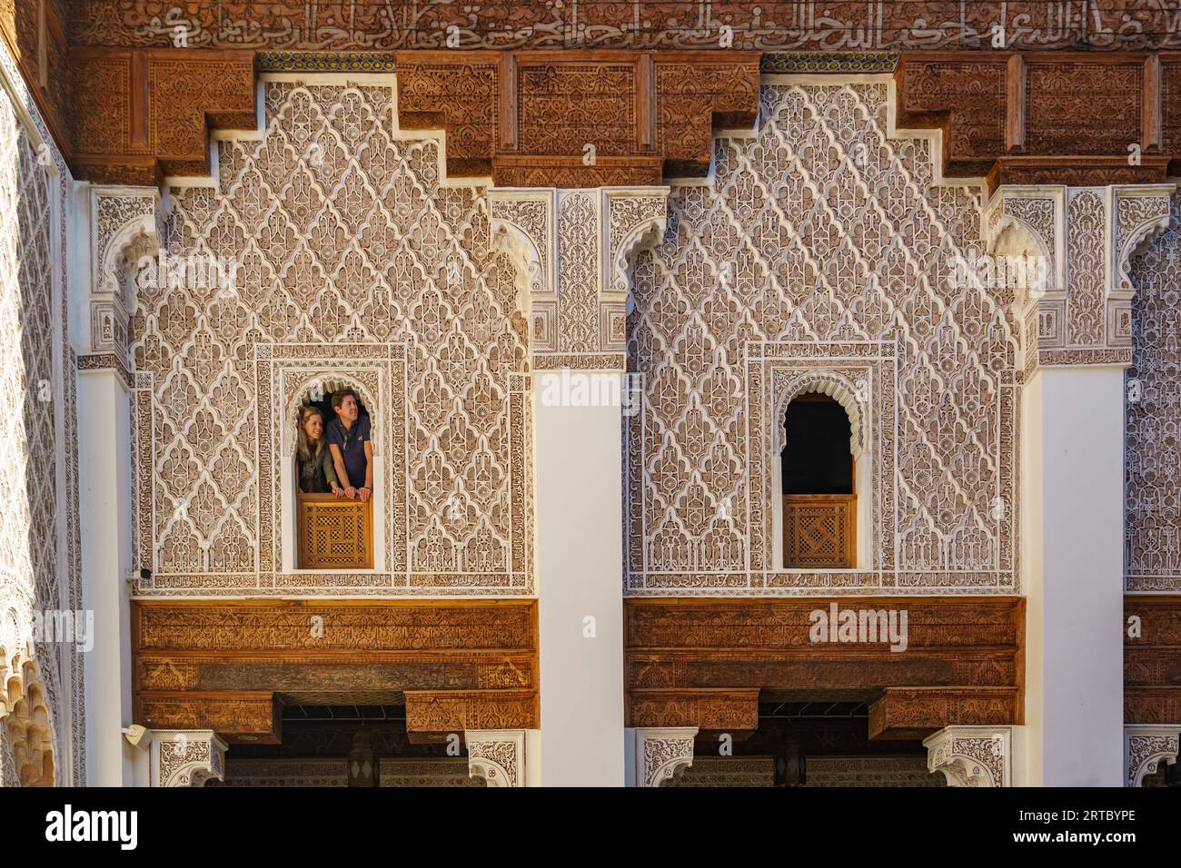 Afrique du Nord. Maroc. Marrakech. Touristes aux fenêtres de la Medersa Ben Youssef. La plus grande et la plus importante madrassa du Maroc Banque D'Images