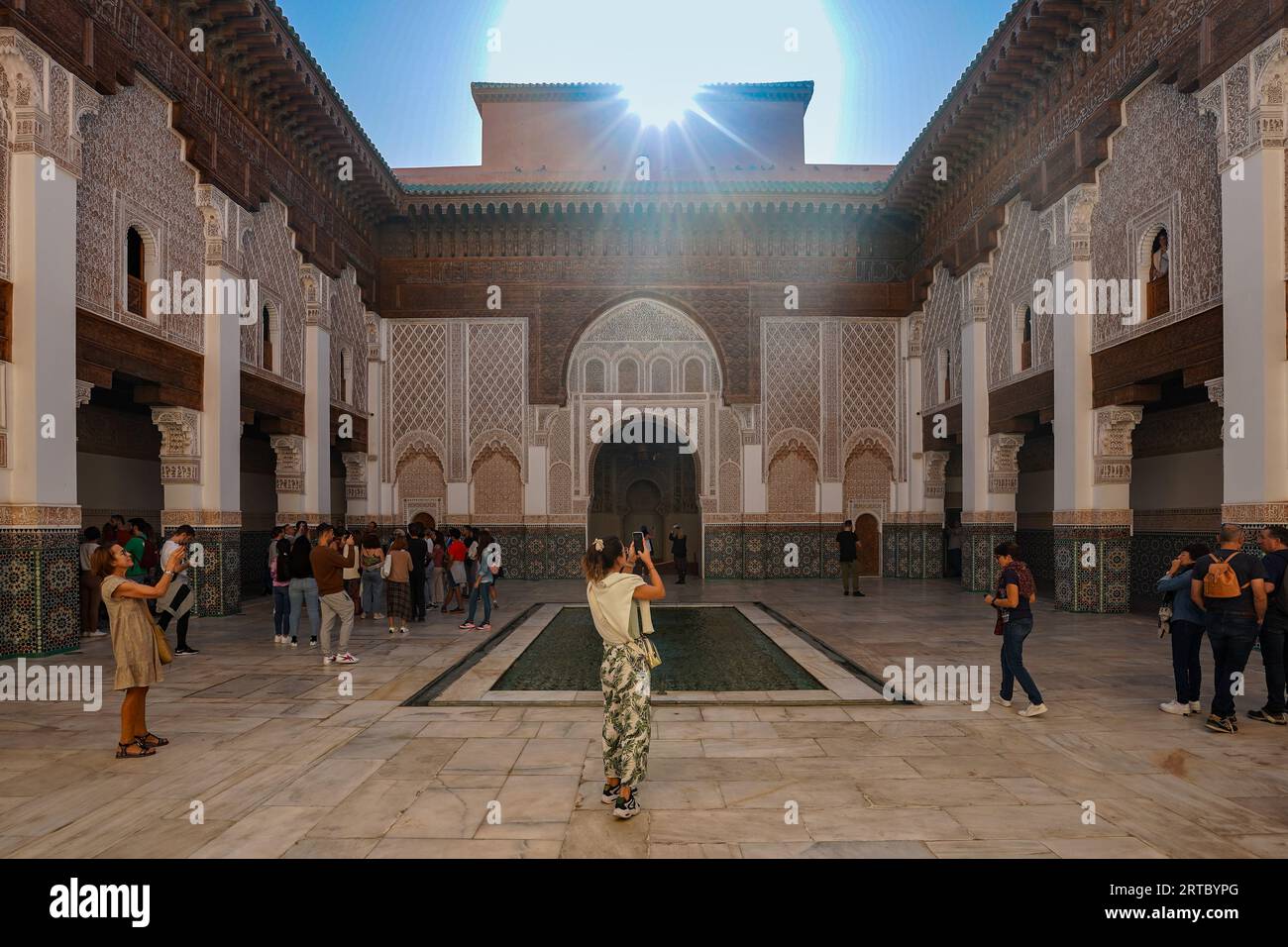 Afrique du Nord. Maroc. Marrakech. Les touristes prennent des photos à Madrasa Ben Youssef. La madrassah la plus grande et la plus importante du Maroc Banque D'Images