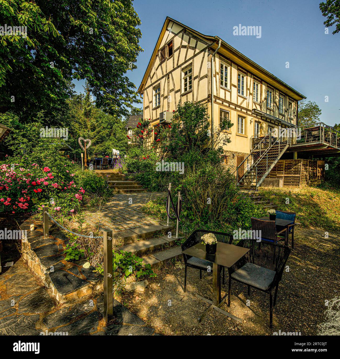 Günderodehaus à Oberwesel, restaurant avec dîner décoratif en plein air dans un cadre rural, vallée du Haut-Rhin moyen, Rhénanie-Palatinat, Allemagne Banque D'Images Günderodehaus à Oberwesel, restaurant avec dîner décoratif en plein air dans un cadre rural, vallée du Haut-Rhin moyen, Rhénanie-Palatinat, Allemagne Banque D'Images