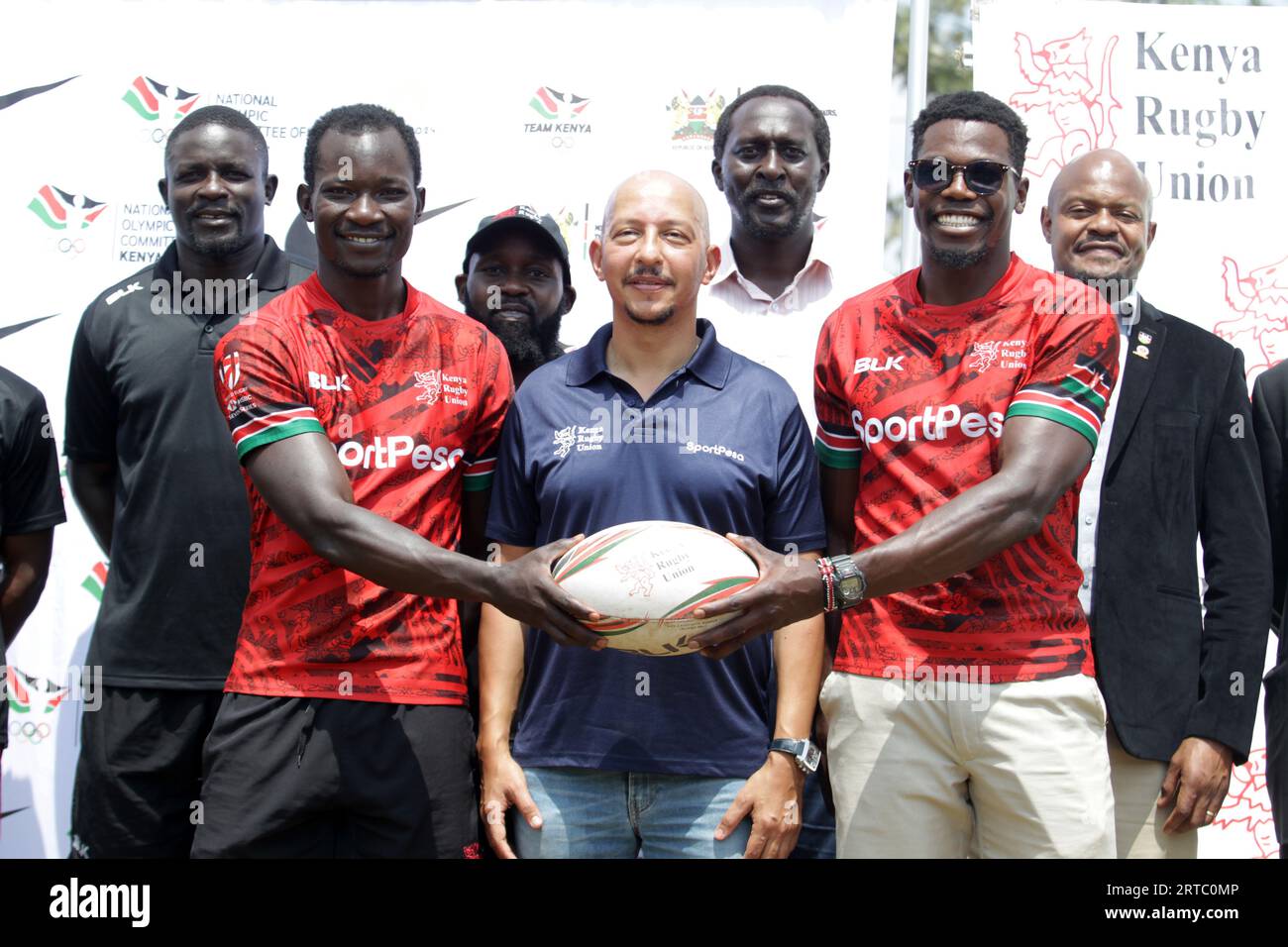 NAIROBI, KENYA - SEPTEMBRE 12 : le capitaine Vincent Onyala (à gauche) et le co-capitaine Tony Omondi ont rejoint l'équipe nationale de rugby masculin du Kenya à sept joueurs de Shujaa Banque D'Images