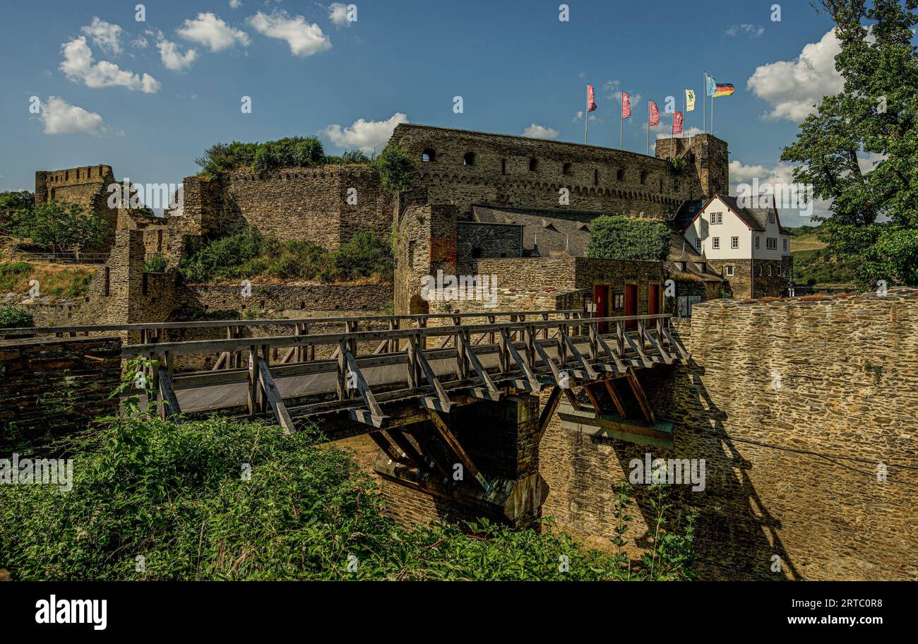 Pont sur les douves, Château de Rheinfels, St. Goar, Vallée du Rhin moyen supérieur, Rhénanie-Palatinat, Allemagne Banque D'Images