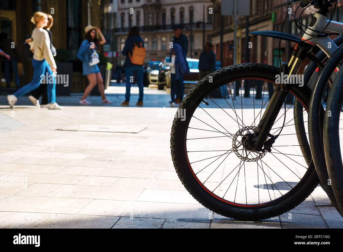 Roue de bicyclette contre scène de rue défocalisée Banque D'Images