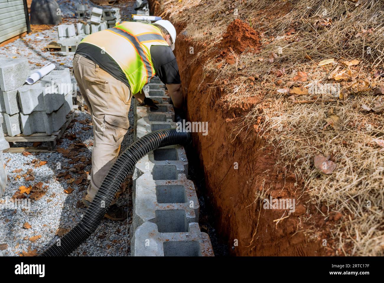 Les ingénieurs conçoivent un plan pour la pose d'un tuyau de drainage — free download