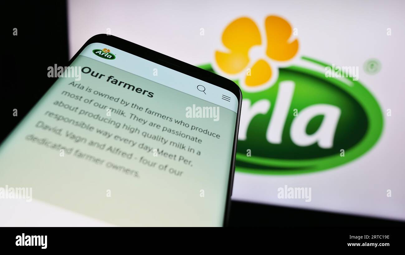 Smartphone avec le site Web de la société laitière nordique ARLA Foods amba sur l'écran devant le logo de l'entreprise. Effectuez le focus sur le coin supérieur gauche de l'écran du téléphone. Banque D'Images