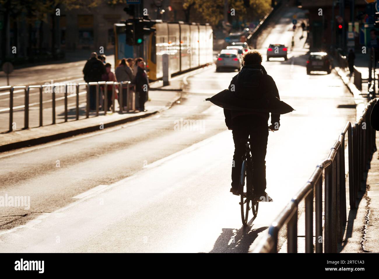 Silhouette de cycliste en ruée sur une rue de la ville Banque D'Images