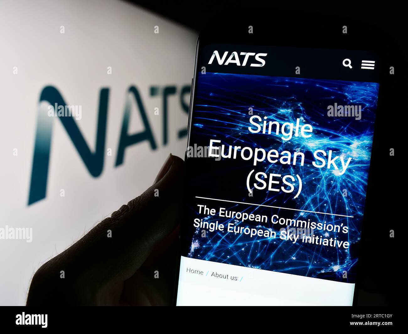 Personne détenant un smartphone avec la page Web de l'opérateur britannique de contrôle du trafic aérien NATS Limited sur l'écran avec logo. Concentrez-vous sur le centre de l'écran du téléphone. Banque D'Images