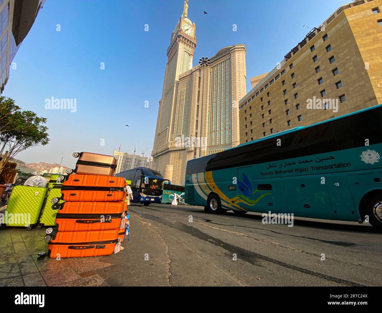 La Mecque, Arabie Saoudite - 26 août 2023 : bagages orange vus devant l'hôtel près de Kaaba, la Mecque, Arabie Saoudite pendant la période oumrah Banque D'Images