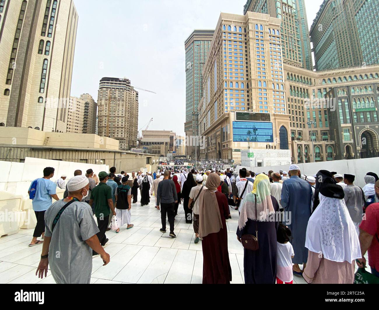 La Mecque, Arabie saoudite - 28 août 2023 : des pèlerins musulmans marchent et prient à l'intérieur de Kaaba, le sanctuaire le plus sacré de la religion musulmane, au Grand Banque D'Images