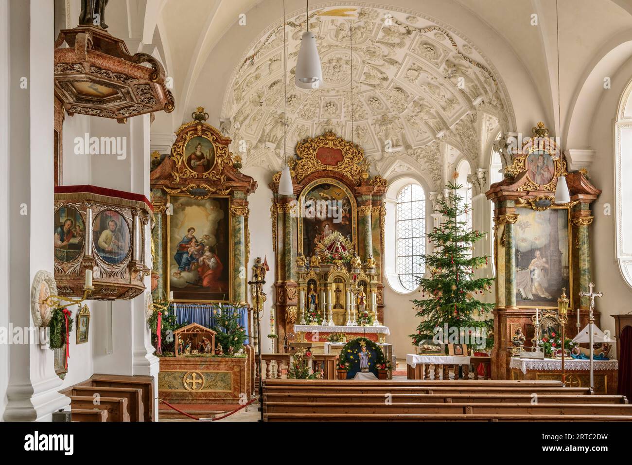 Intérieur et autel de l'église de Saint Johann Baptist in Föching, Holzkirchen Geolehrpfad, haute-Bavière, Bavière, Allemagne Banque D'Images