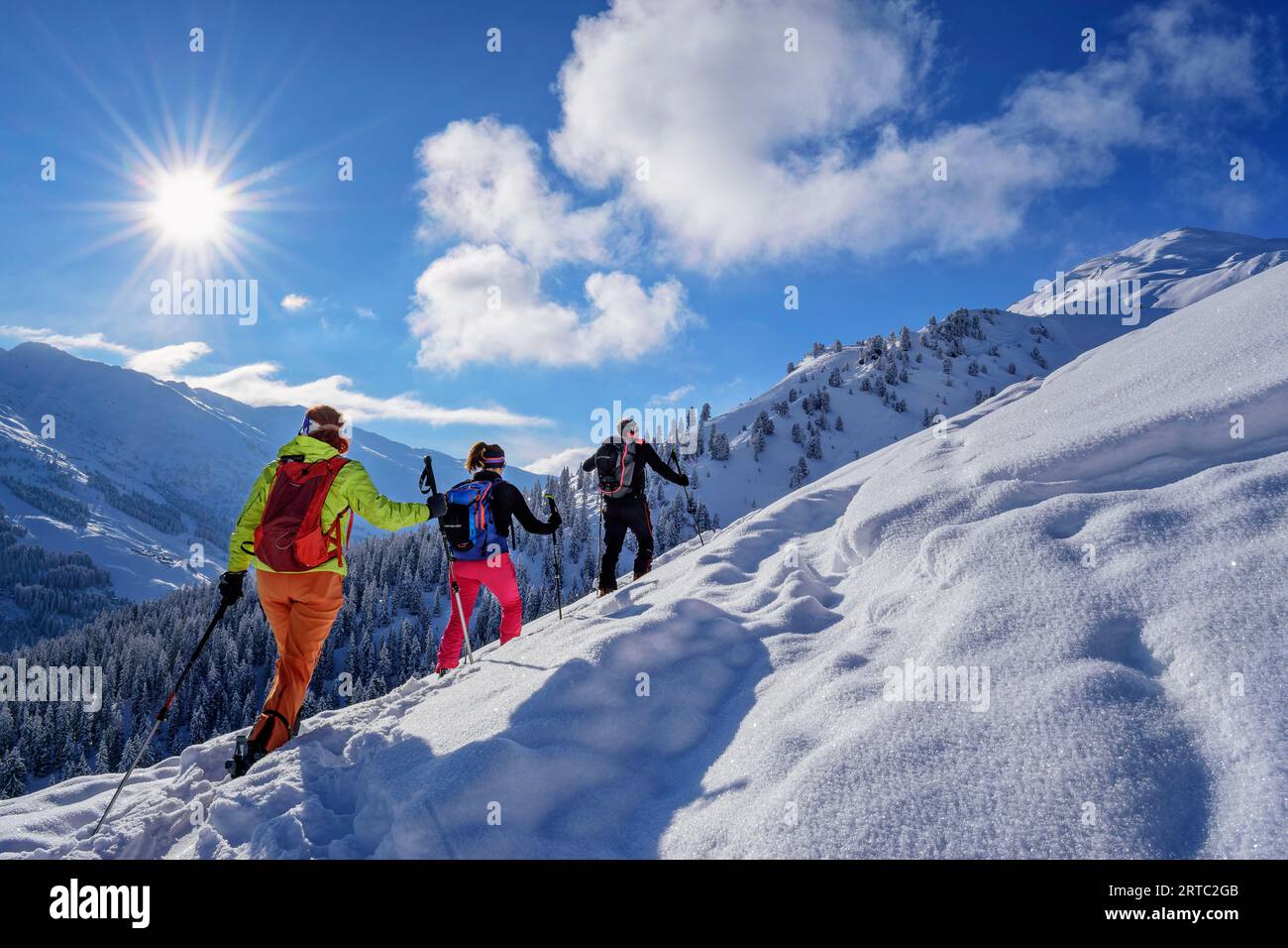 Trois personnes sur une randonnée à ski ascendante vers Kleiner Gamsstein, Kleiner Gamsstein, Hochfügen, Tuxer Alpen, Tyrol, Autriche Banque D'Images