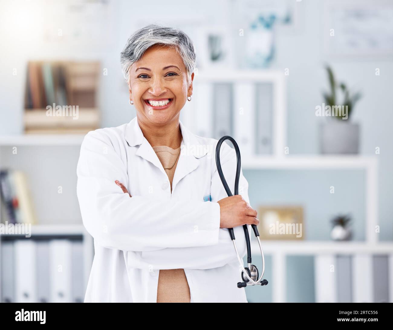 Médecin, femme âgée et stéthoscope, bras croisés pour les soins de santé à l'hôpital et chirurgien cardiovasculaire professionnel. Portrait, santé et médical Banque D'Images
