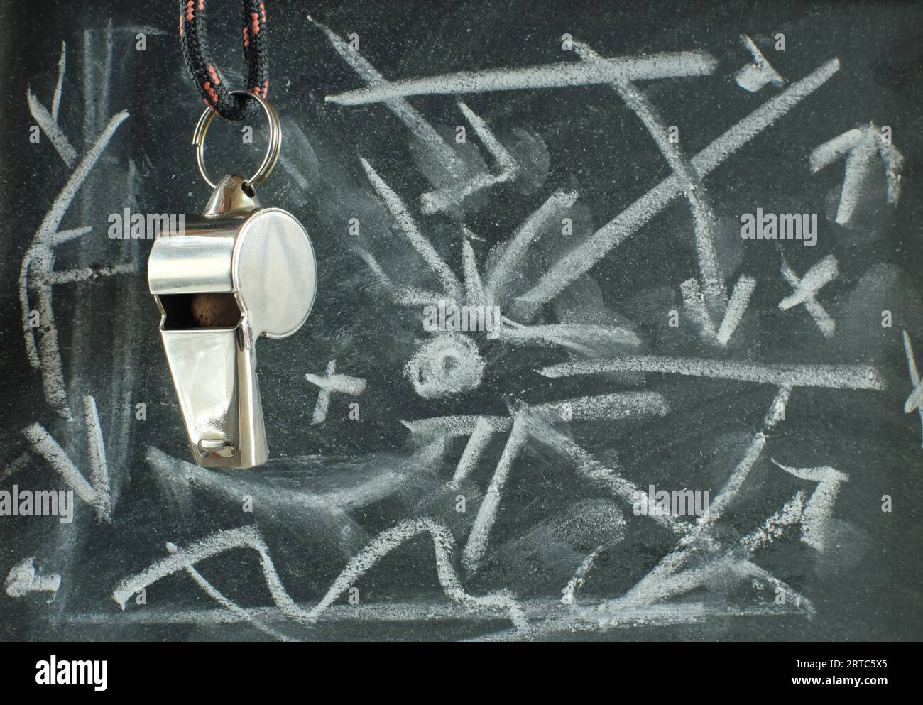 les tactiques de football grifflent sur le tableau noir et sifflent l'arbitre ou l'entraîneur de football. Grand événement de football cette année, concept de championnat de football. Banque D'Images