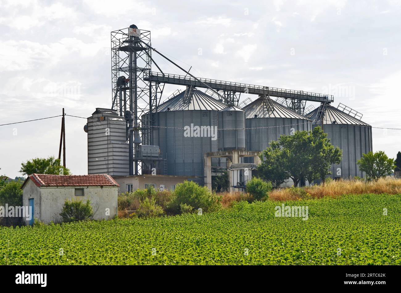 Serres, Grèce - 16 juin 2023 : silos pour le stockage des produits agricoles Banque D'Images