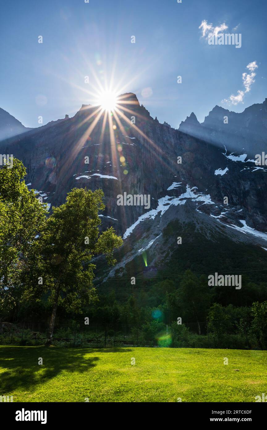 Vue sur la montagne Trollveggen, Andalsnaes, Möre et Romsdal, Norvège Banque D'Images