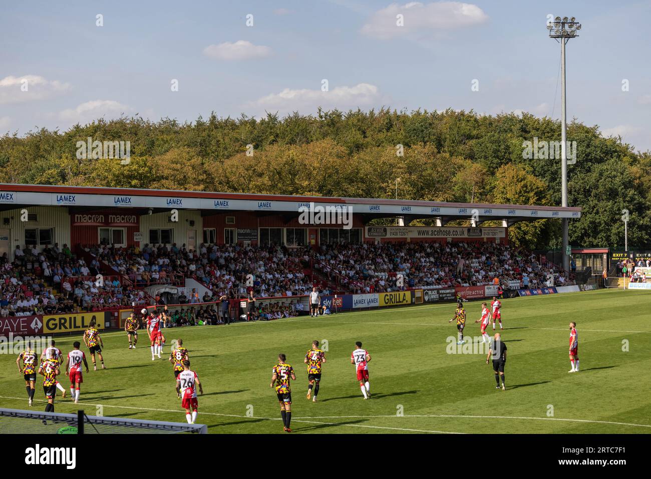 Vue générale du stade Lamex, stade du Stevenage football Club avec les fans et les spectateurs pendant le match. Banque D'Images