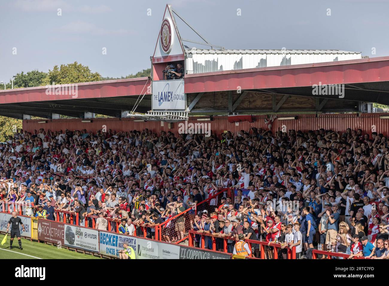 Vue générale du stade Lamex, stade du Stevenage football Club avec les fans et les spectateurs pendant le match. Banque D'Images