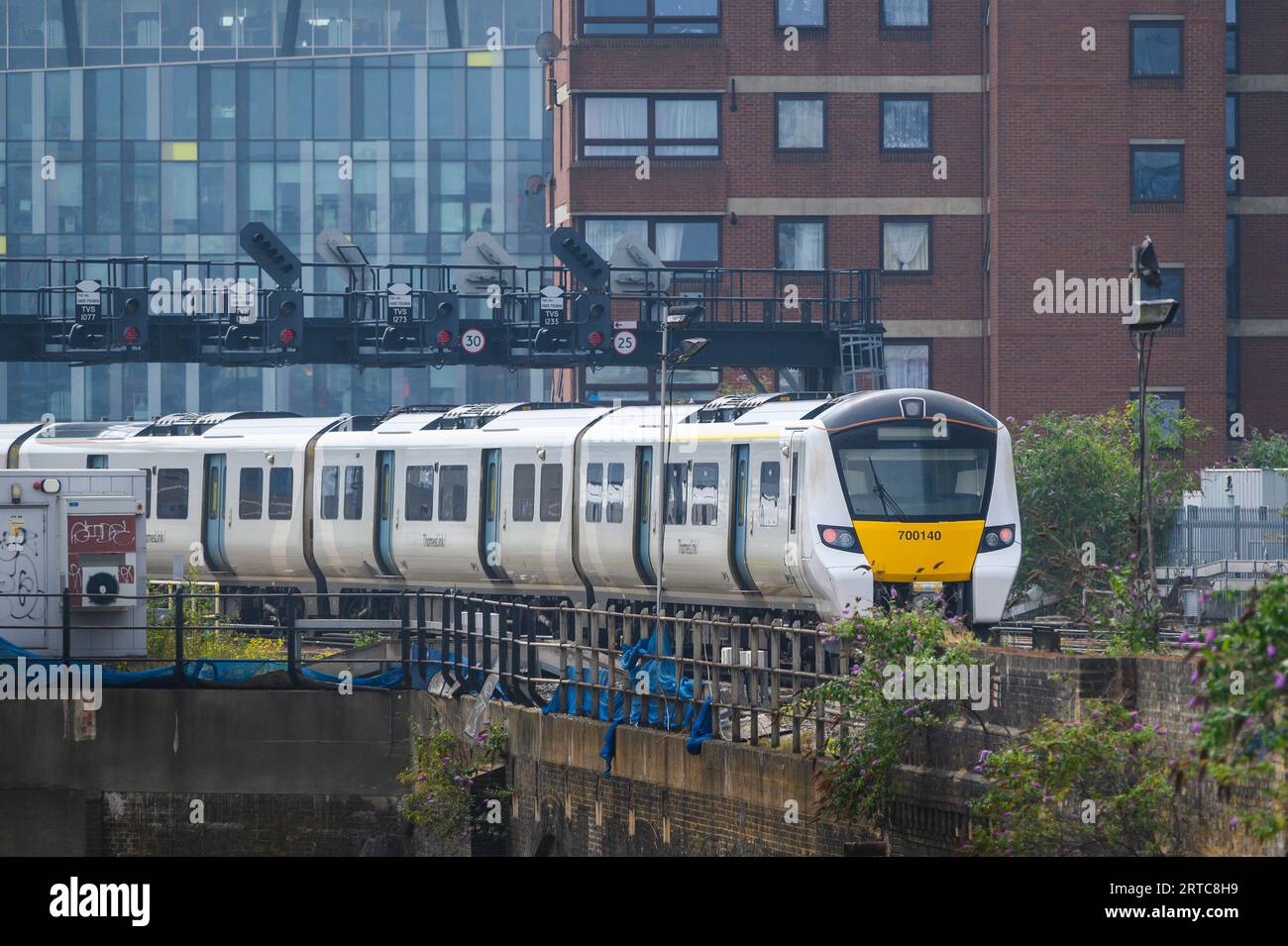 Train de voyageurs Thameslink Class 700 approchant de la gare de Londres Blackfriars, Londres, Angleterre. Banque D'Images