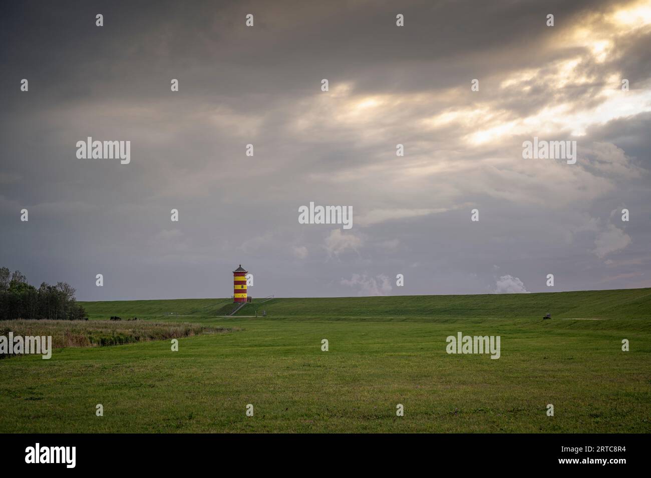 Phare de Pilsum dans la lumière du soir, Krummhoern, Frise orientale, Basse-Saxe, Allemagne, Europe Banque D'Images