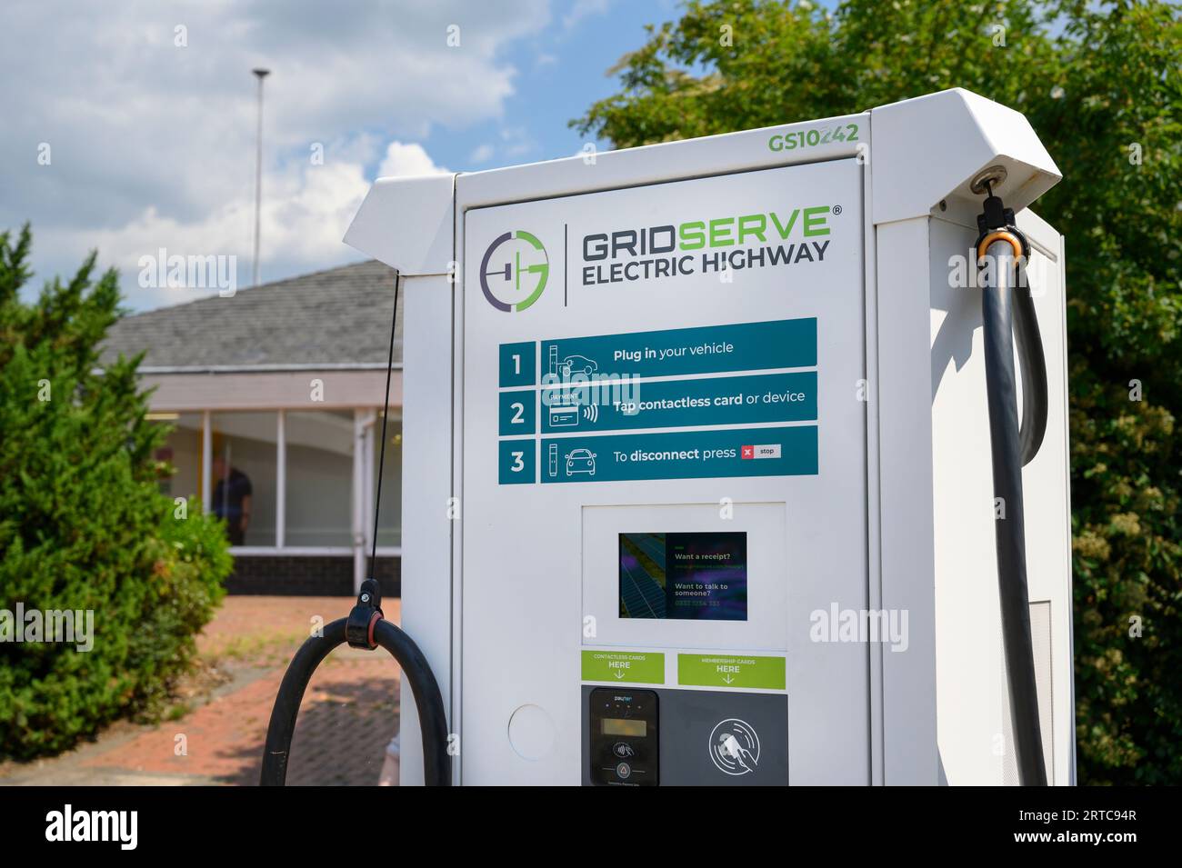 Point de canrging des véhicules électriques aux services autoroutiers en Angleterre. Banque D'Images