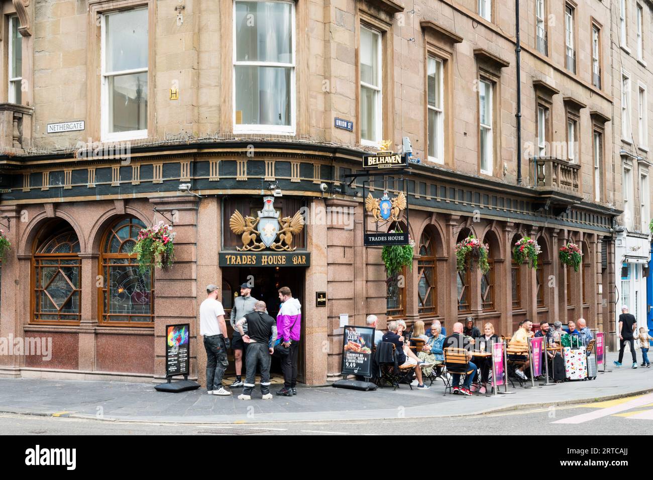 Les gens se trouvent au pub Trades House à l'angle de Nethergate et Union Street à Dundee, en Écosse. Banque D'Images
