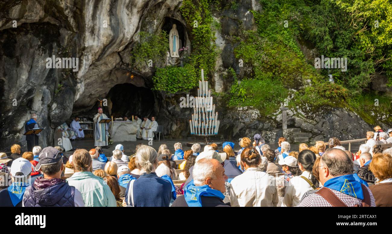 Loudes, France - Mai 30 2023 : service religieux à la Grotte de Massabielle Banque D'Images
