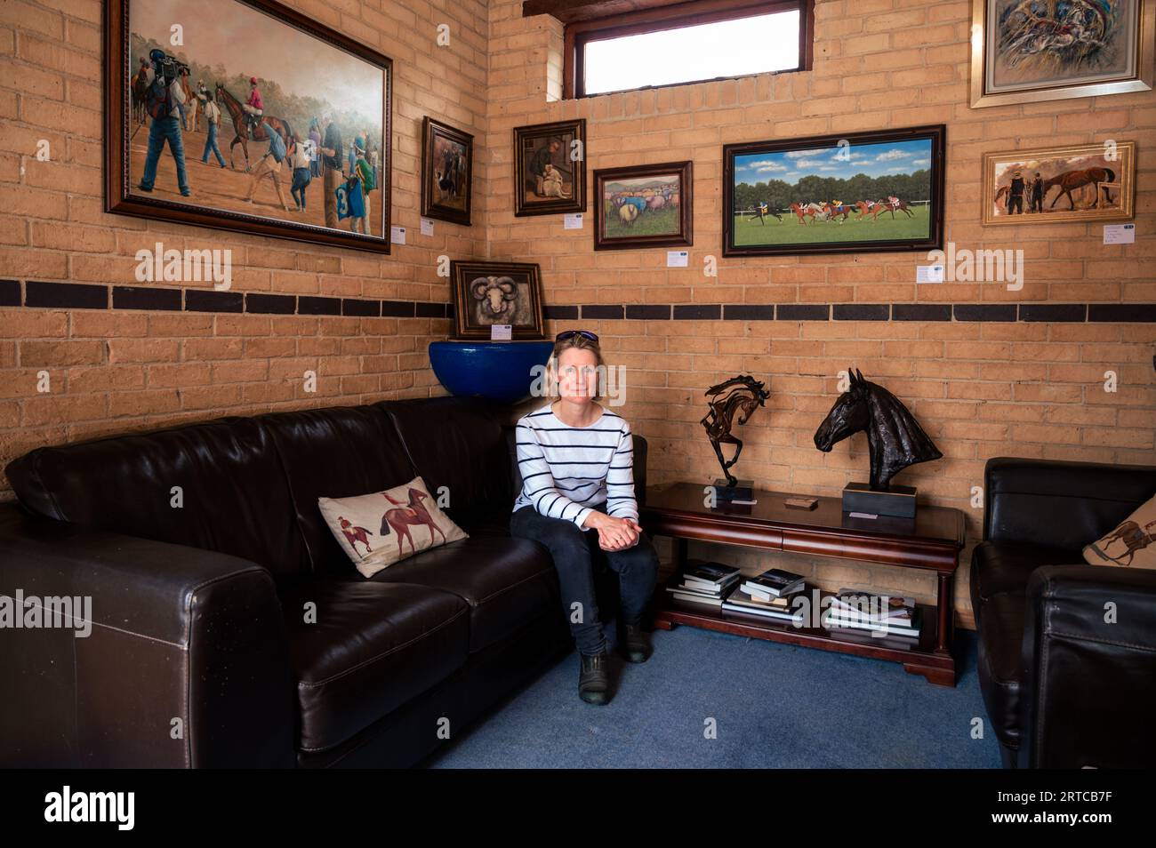 Newmarket, Royaume-Uni. 12 septembre 2023. Llka Gansera-Leveque dans la Galerie d'art et de courses hippiques des écuries Gansera-Leveque. La galerie a des ouvertures spéciales chaque soir dans le cadre de la semaine nationale des courses hippiques du 9 au 17 septembre. La galerie d'art est située dans les cours des écuries combinant son amour de l'art et des courses hippiques. La semaine nationale du cheval de course est une célébration nationale annuelle du cheval de course et une occasion de voir de première main l'amour, le soin et l'attention qui sont apportés à leur soin. Crédit : Julian Eales/Alamy Live News Banque D'Images