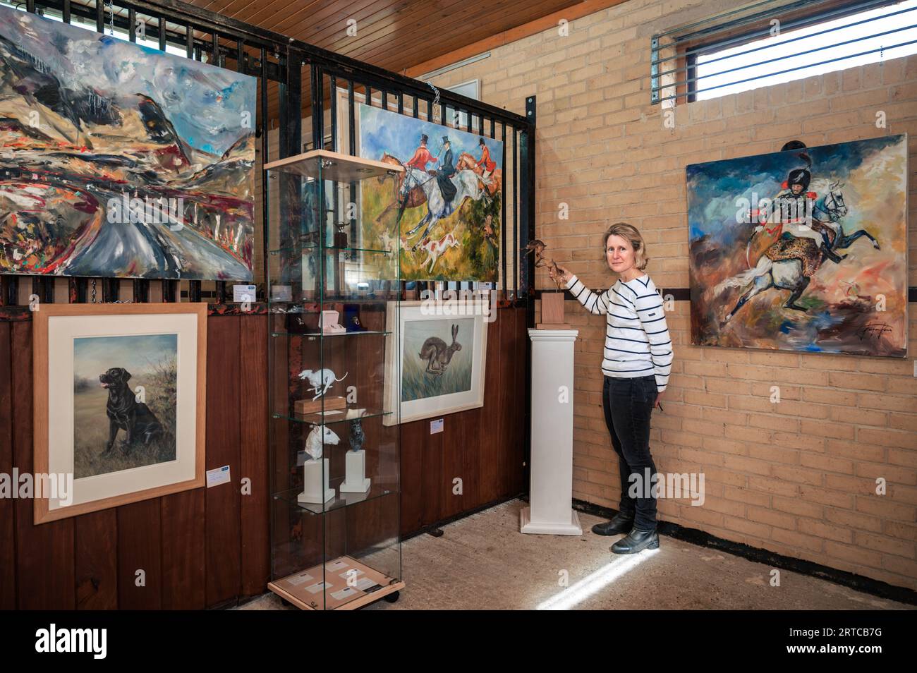 Newmarket, Royaume-Uni. 12 septembre 2023. Llka Gansera-Leveque dans la Galerie d'art et de courses hippiques des écuries Gansera-Leveque. La galerie a des ouvertures spéciales chaque soir dans le cadre de la semaine nationale des courses hippiques du 9 au 17 septembre. La galerie d'art est située dans les cours des écuries combinant son amour de l'art et des courses hippiques. La semaine nationale du cheval de course est une célébration nationale annuelle du cheval de course et une occasion de voir de première main l'amour, le soin et l'attention qui sont apportés à leur soin. Crédit : Julian Eales/Alamy Live News Banque D'Images