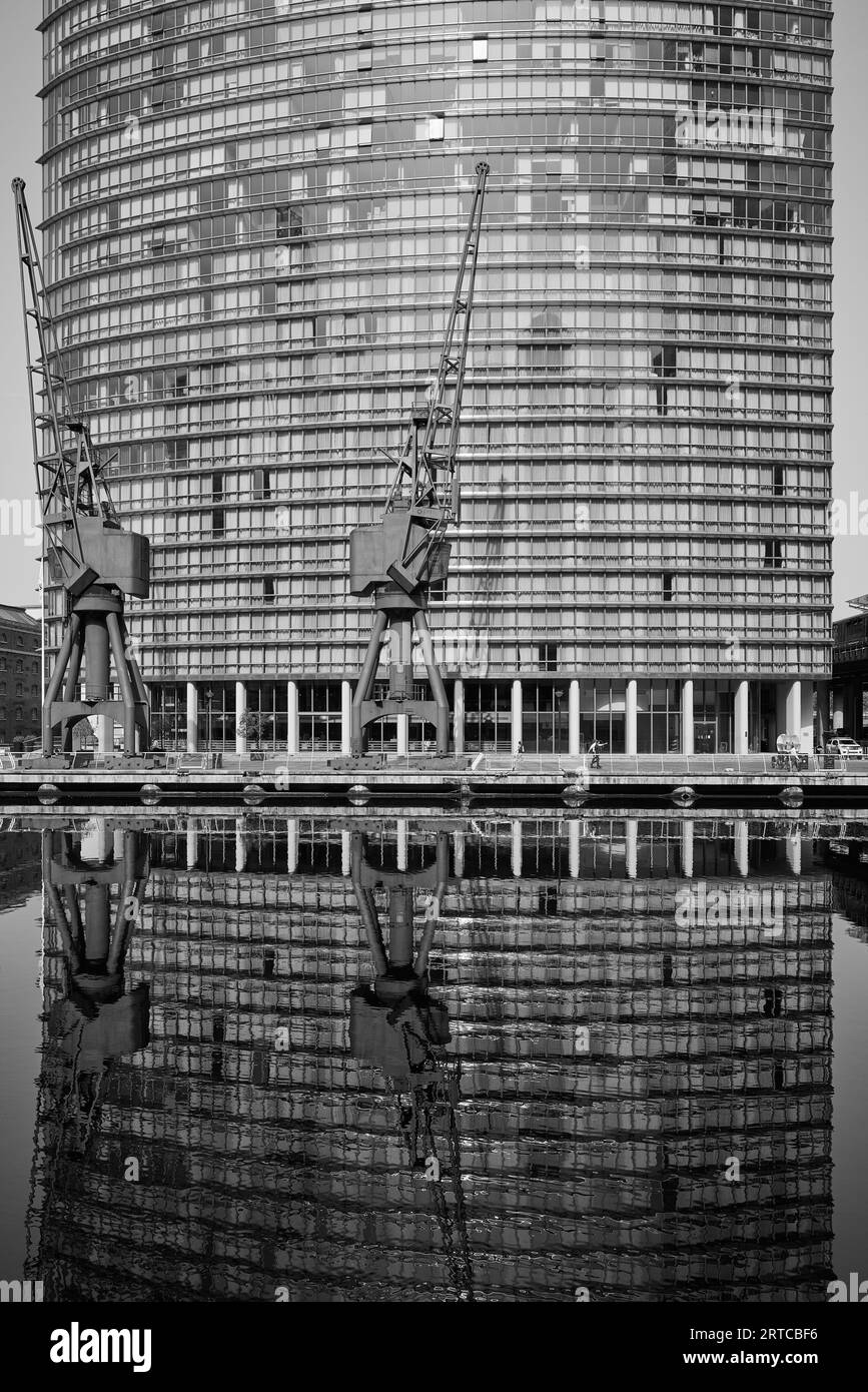 London Marriott Hotel Canary Wharf (conçu par HOK, 2004), North Dock Cranes au premier plan ; Londres, Royaume-Uni Banque D'Images