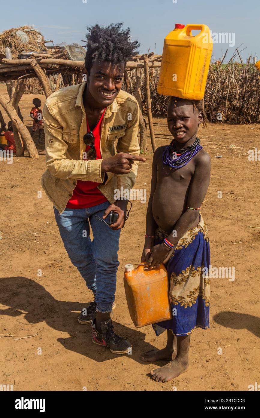 OMORATE, ETHIOPIE - 5 FÉVRIER 2020 : citadin visitant la tribu Daasanach dans leur village près d'Omorate, Ethiopie Banque D'Images