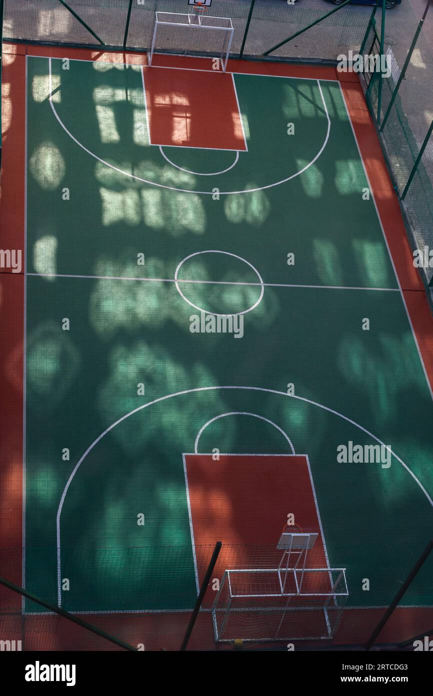 Vue de dessus, vue panoramique de l'université avec terrains de basket-ball. Banque D'Images