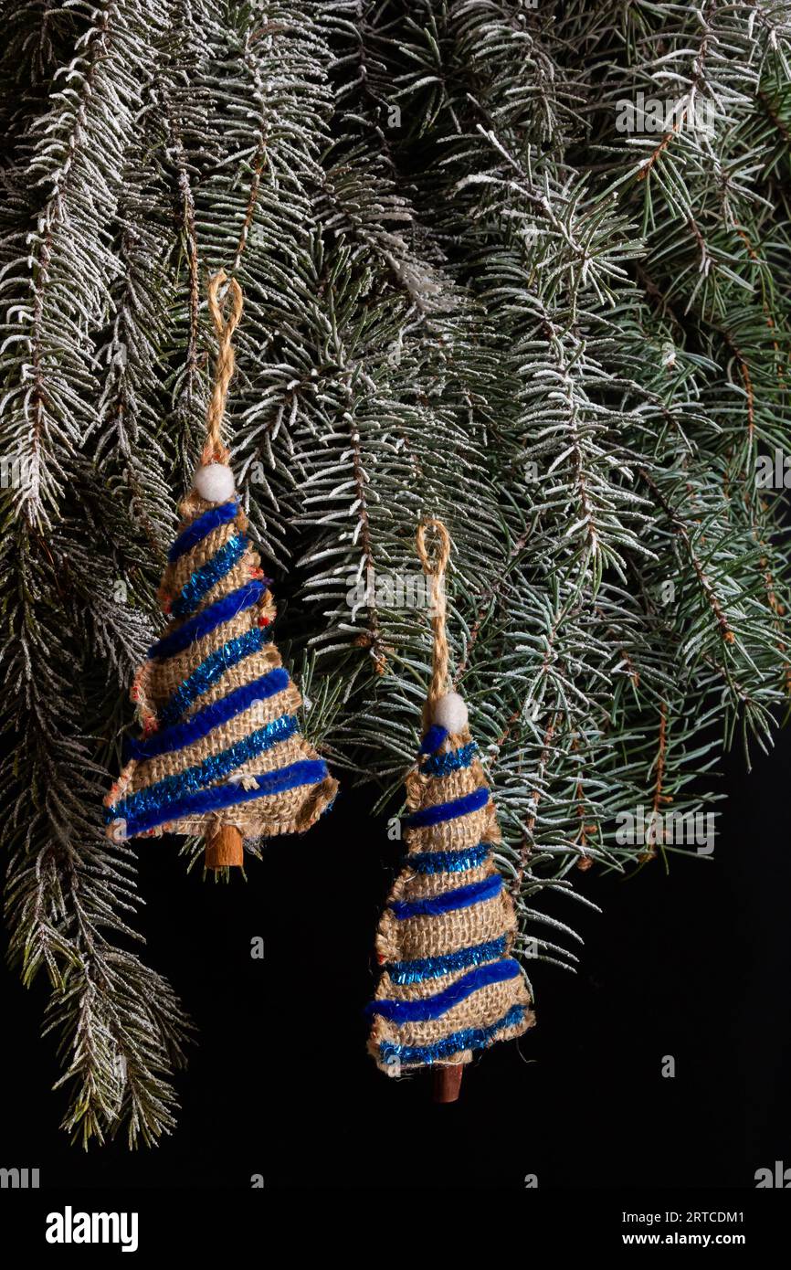 Jouet arbre de Noël fait à la main, jouet de Noël arbre à chevrons, toile de jute. Banque D'Images