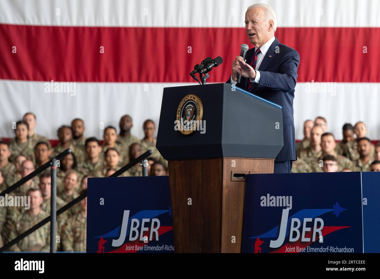 Anchorage (États-Unis d ' Amérique). 11 septembre 2023. Anchorage (États-Unis d ' Amérique). 11 septembre 2023. Le président américain Joe Biden prononce une allocution commémorant le 22e anniversaire des attentats terroristes du 9/11 septembre 2023 lors d’une cérémonie commémorative à la base conjointe Elmendorf-Richardson, le 11 septembre 2018 à Anchorage, en Alaska. Crédit : Justin Connaher/États-Unis Air Force photo/Alamy Live News Banque D'Images
