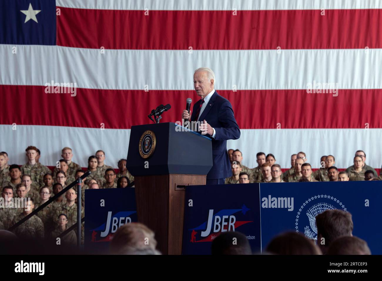 Anchorage (États-Unis d ' Amérique). 11 septembre 2023. Anchorage (États-Unis d ' Amérique). 11 septembre 2023. Le président américain Joe Biden prononce une allocution commémorant le 22e anniversaire des attentats terroristes du 9/11 septembre 2023 lors d’une cérémonie commémorative à la base conjointe Elmendorf-Richardson, le 11 septembre 2018 à Anchorage, en Alaska. Crédit : Sheila deVera/États-Unis Air Force photo/Alamy Live News Banque D'Images