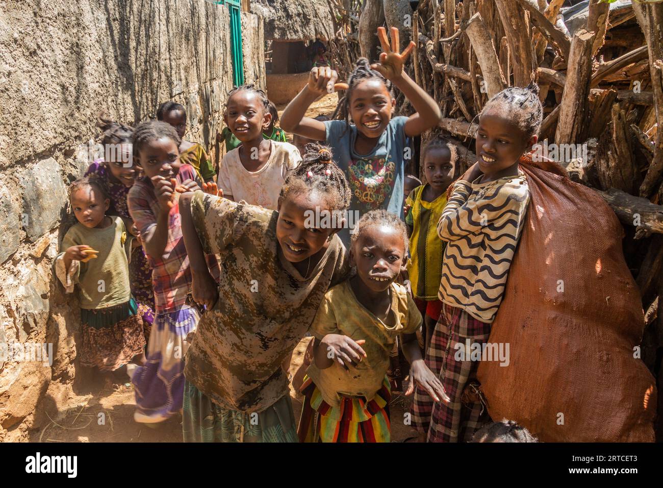 KONSO, ETHIOPIE - 7 FÉVRIER 2020 : enfants dans un village traditionnel de Konso, Ethiopie Banque D'Images