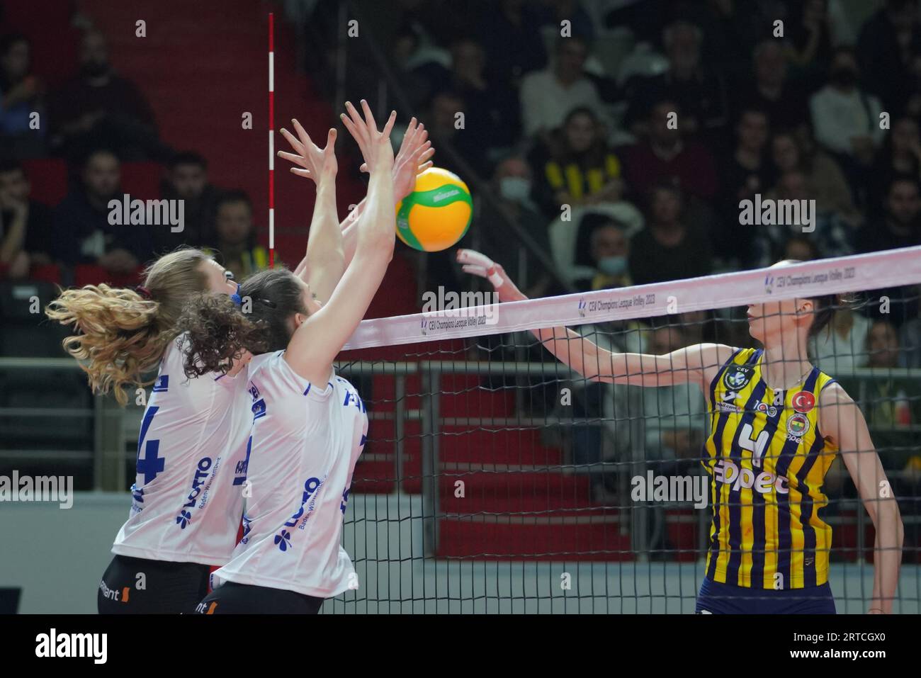 ISTANBUL, TURKIYE - 18 JANVIER 2023 : Laura Kunzler et Marie Scholzel en action lors de Fenerbahce Opet vs Allianz MTV Stuttgart CEV Champions League Banque D'Images