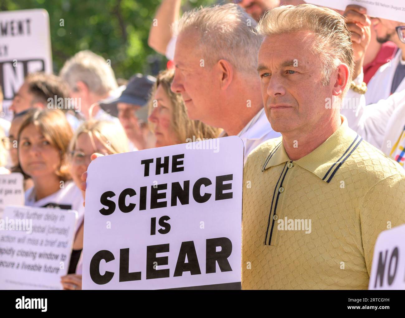 Le présentateur de télévision nature Chris Packham avec des scientifiques sur la place du Parlement pour protester contre l'octroi de nouvelles licences pour l'extraction de pétrole. Londres, Royaume-Uni. Banque D'Images