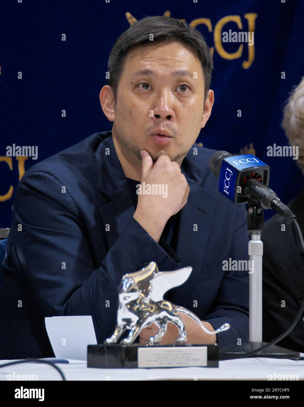 Tokyo, Japon. 12 septembre 2023. Le réalisateur Ryusuke Hamaguchi prend la parole lors d'une conférence de presse à Tokyo, au Japon, le mardi 12 septembre 2023. Son film, 'Evil Does Not exist' a été sélectionné pour concourir pour le Lion d'argent au 80e Festival International du film de Venise. Photo de Keizo Mori/UPI crédit : UPI/Alamy Live News Banque D'Images